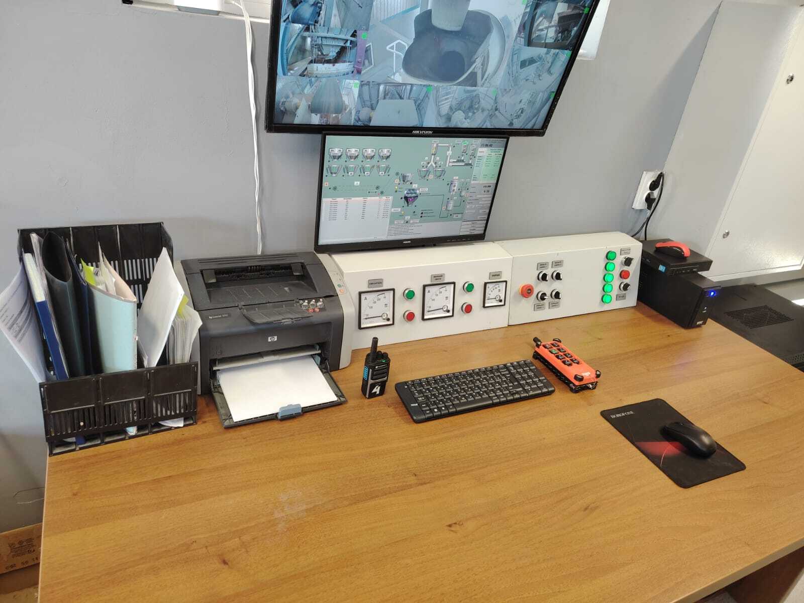 Concrete plant control room — mix composition and dosing control